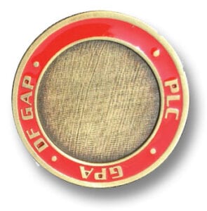 A red and gold pin with the word " de gap plc " on it.