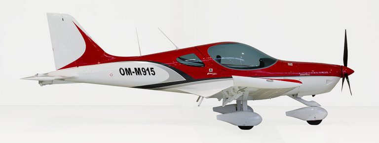 A red and white airplane with the words om-m 9 1 5 on it.